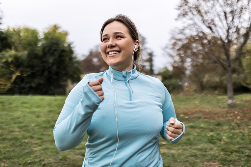 healthy woman going for a walk outside for weight loss new years resolution